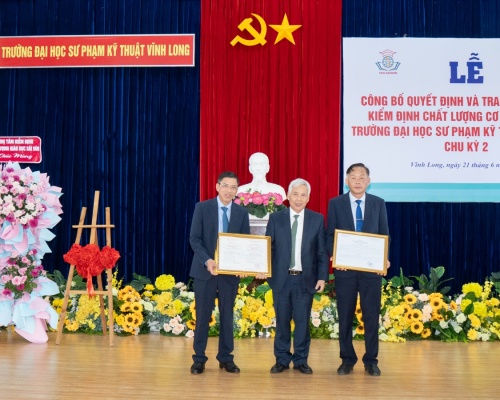Trao Giấy chứng nhận đạt chuẩn kiểm định chất lượng cơ sở giáo dục đại học chu kỳ 2 của Trường Đại học Sư phạm Kỹ thuật Vĩnh Long (VLUTE)